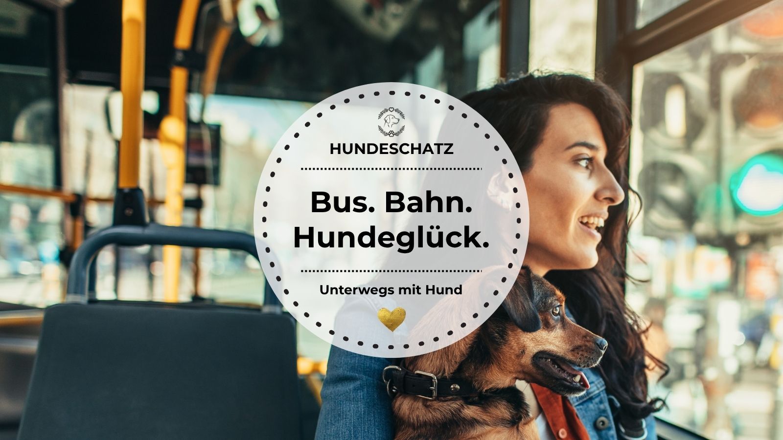 Eine Frau fährt mit ihrem Hund im Bus – Symbol für entspanntes Reisen mit Hund in öffentlichen Verkehrsmitteln.