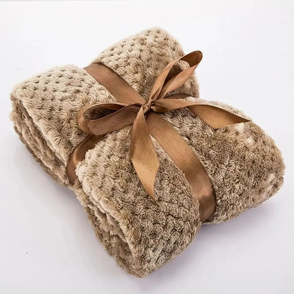 Beige, flauschige Hundedecke mit edlem Satinband – perfekt als Geschenk oder für gemütliche Stunden.
