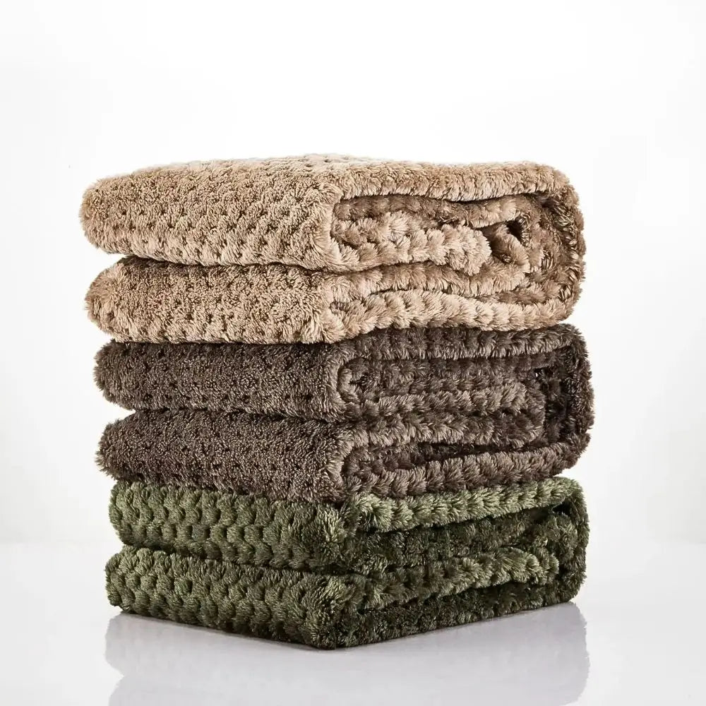 Gestapelte flauschige Hundedecken in Beige, Braun und Grün – weiche & hochwertige Kuscheldecken für Hunde.