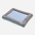 HUNDESCHATZ™ - PREMIUM KÜHLBETT FÜR HUNDE in Blau-Grau, rechteckige Form mit gestreiftem Rand und kühlender Liegefläche aus Core-Tex Fasern, ideal für Komfort und Abkühlung von Hunden.
