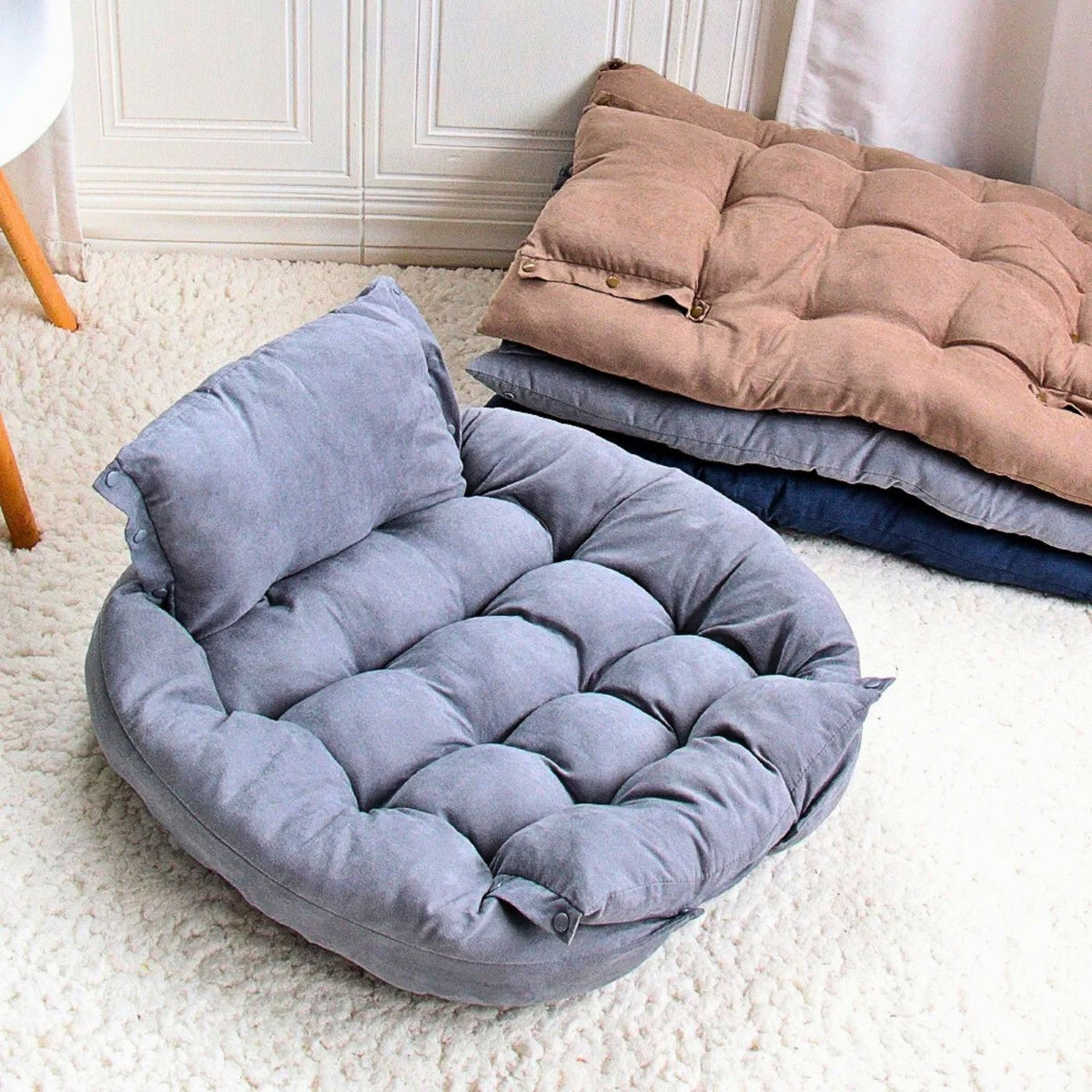 Hundebett mit hohem Rand in Grau – daneben gestapelte Varianten in Beige, Grau und Blau als flache Hundematten, 3-in-1 Funktion, waschbar, HUNDESCHATZ