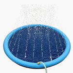Blauer Hundepool mit Wasserfontäne und angeschlossenem Gartenschlauch, spritzendes Wasser sichtbar, Produkt von HUNDESCHATZ