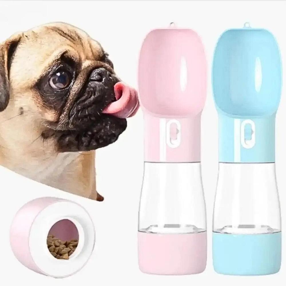 HUNDESCHATZ™ Hundetrinkflasche mit Futterbehälter in Rosa und Blau – ideal für unterwegs, mit praktischem Design für Wasser und Snacks, abgebildet neben einem zufriedenen Hund.