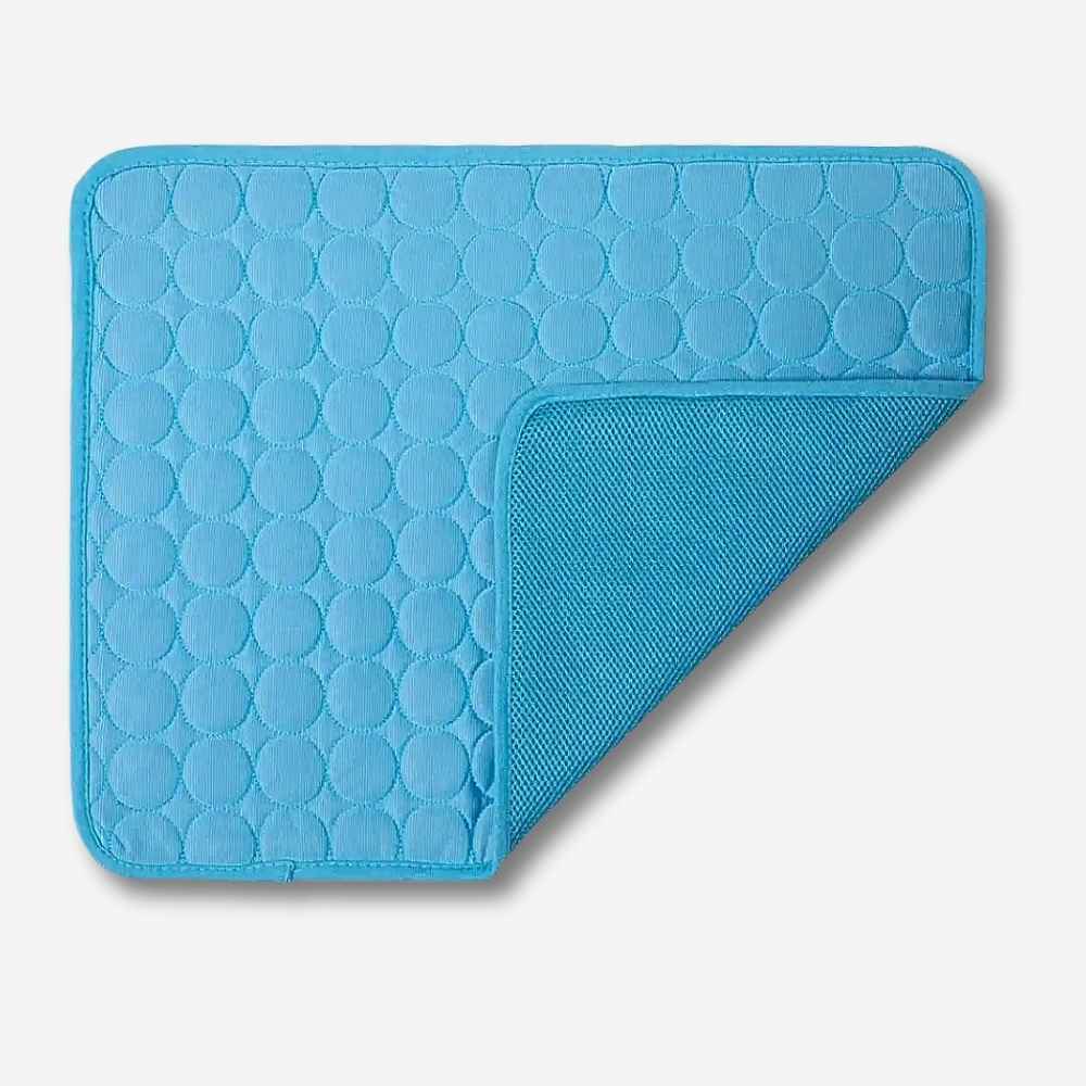 Nahaufnahme der HUNDESCHATZ™ - PREMIUM KÜHLMATTE DogCool® V.2 in Blau. Eine Ecke der Matte ist umgeschlagen und zeigt die rutschfeste Unterseite.