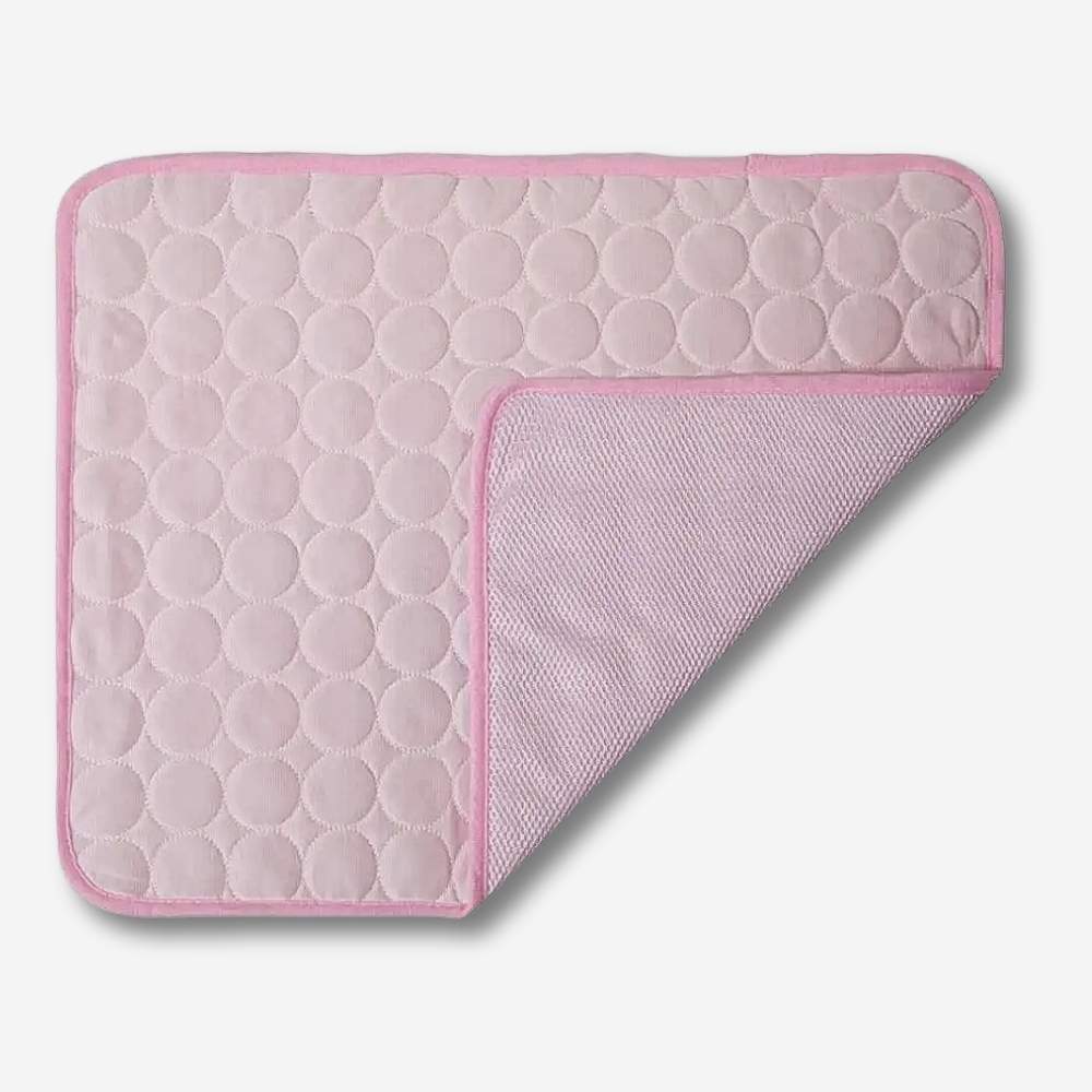 Nahaufnahme der HUNDESCHATZ™ - PREMIUM KÜHLMATTE DogCool® V.2 in der Farbe Pink. Die Matte zeigt das strukturierte Oberflächenmuster und die Rückseite mit rutschfester Unterlage. Ideal zur Kühlung von Hunden.