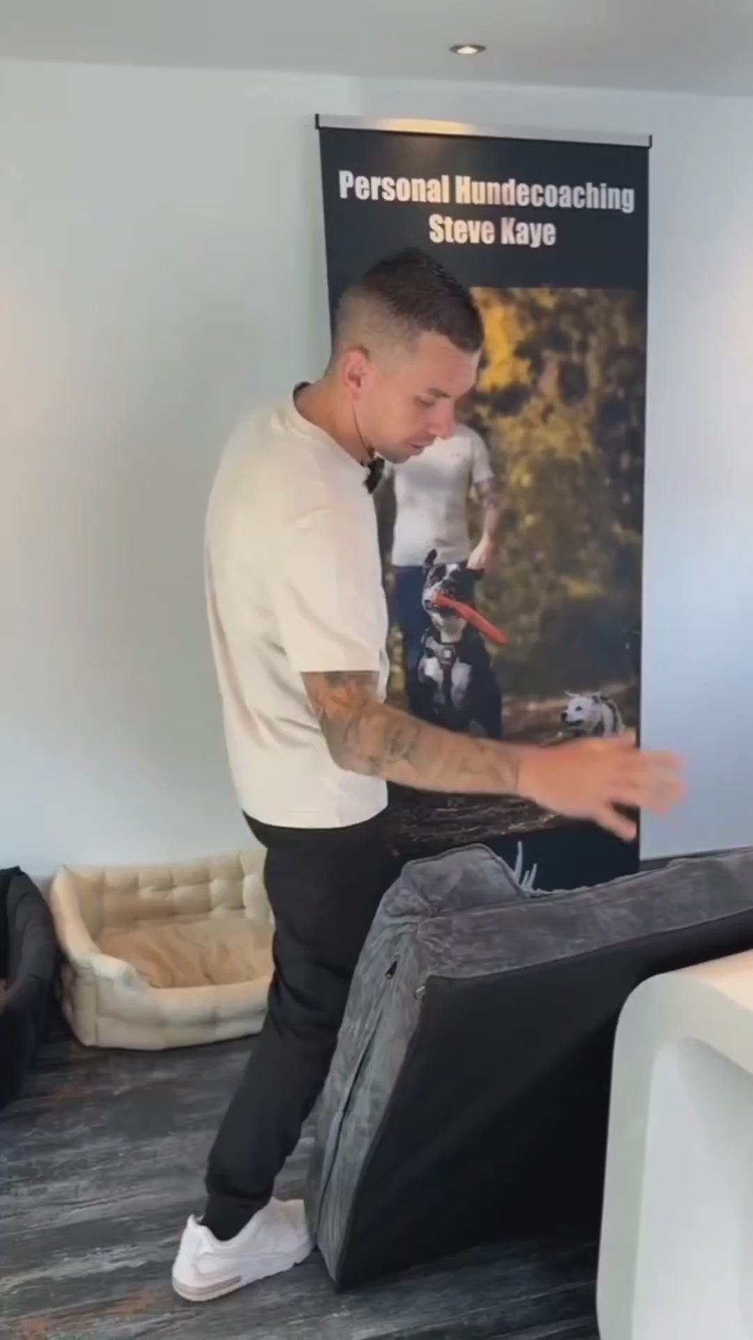 Erfahrungsbericht von Hundetrainer Steve Kaye mit der orthopädischen Hundeliege – HUNDESCHATZ™, die er für seine eigenen Hunde empfiehlt.