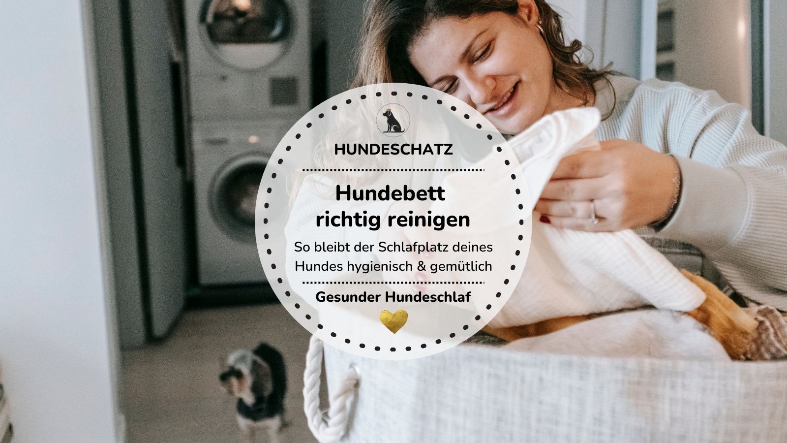 Frau wäscht Hundebett-Bezug – Tipps zum Hundebett richtig reinigen für Hygiene und gesunden Hundeschlaf | HUNDESCHATZ