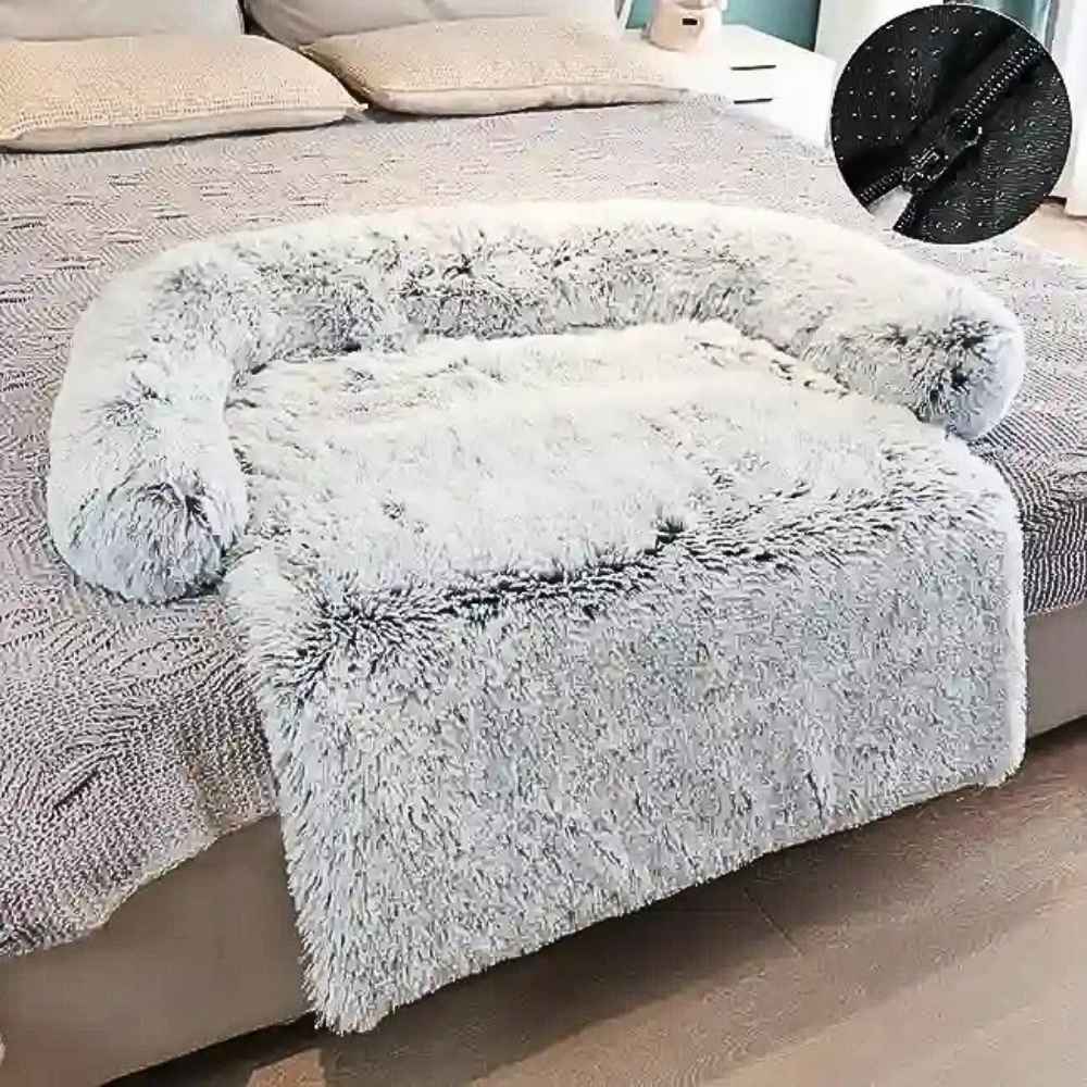 Das Flauschiges Hundebett fürs Sofa – HUNDESCHATZ™ auf einem Bett für zusätzlichen Komfort und Schutz in hellgrau