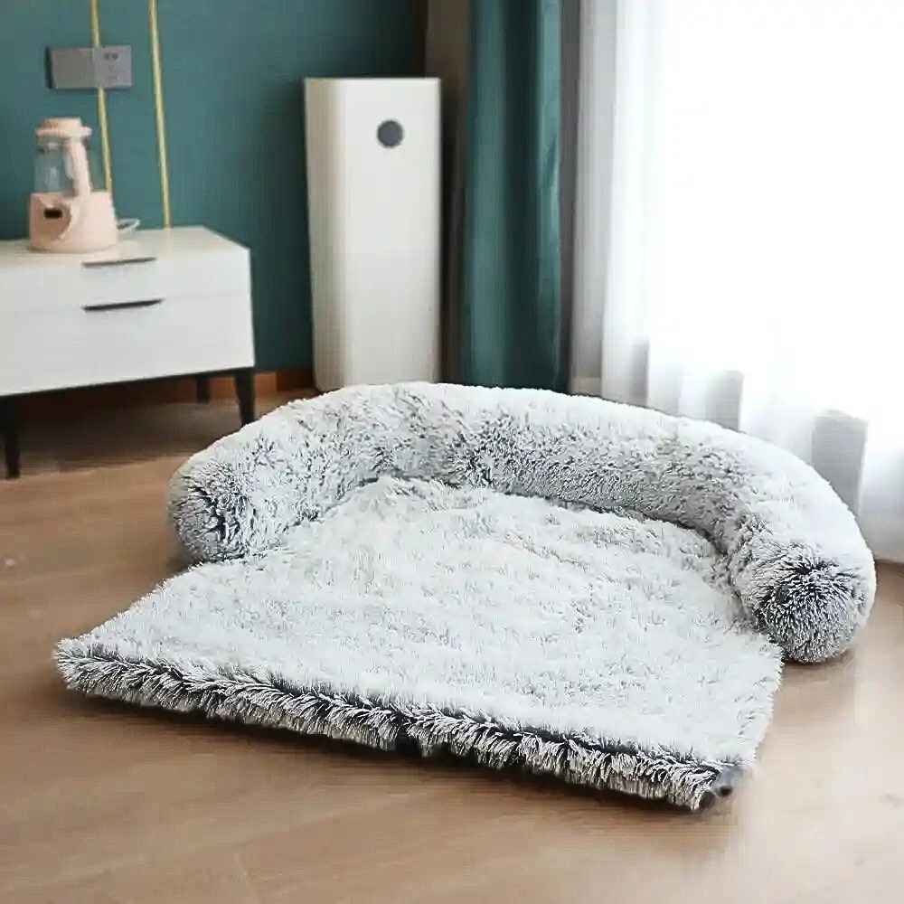 Flauschiges Hundebett fürs Sofa – HUNDESCHATZ™ im Wohnzimmer für eine gemütliche und stilvolle Einrichtung in hellgrau