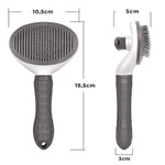 Selbstreinigende Hundebürste "Anti Filz" – HUNDESCHATZ™ mit den genauen Abmessungen: 19,5 cm Länge, 10,5 cm Breite der Bürstenfläche und 5 cm Borstenhöhe. Ergonomisch gestaltet für eine komfortable Nutzung bei der Fellpflege von Haustieren. Ideal zur Entfernung von losen Haaren und zur Pflege des Fells.