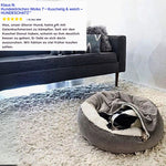 Kundenbewertung zur beruhigenden Hundehöhle von HUNDESCHATZ – älterer Hund entspannt im kuscheligen Hundebett, lindert Gelenkschmerzen und fördert erholsamen Schlaf. Ideal bei  ängstlichen Hunden.