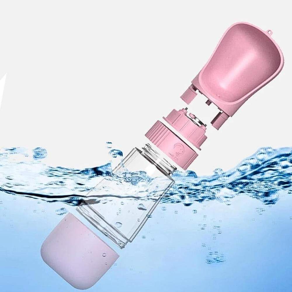 Die Hundetrinkflasche mit Futterbehälter von HUNDESCHATZ™ – praktische 2-in-1 Wasserflasche für unterwegs mit integriertem Napf und Futterfach für maximale Flexibilität auf Reisen.