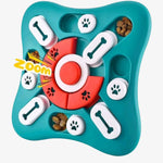 Grünes Intelligenzspielzeug für Hunde mit Zoom-Markierung, sichtbare Fächer mit Trockenfutter und Pfoten- sowie Knochenmotiven.