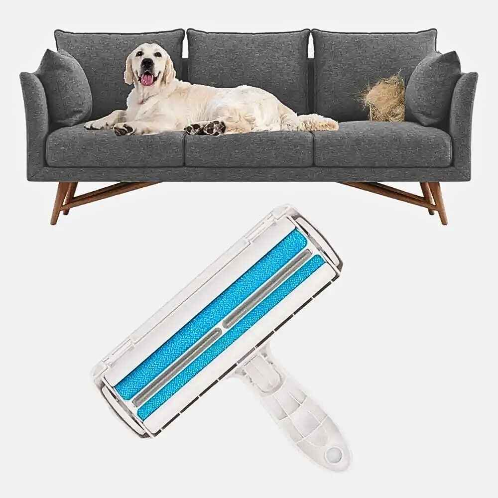 Ein Golden Retriever liegt auf einem Sofa, das teilweise mit Tierhaaren bedeckt ist. Darunter der HUNDESCHATZ™ - MAGISCHER TIERHAARENTFERNER, der ideal für die effektive Entfernung von Tierhaaren auf Möbeln und Textilien ist. Perfekte Lösung für ein sauberes Zuhause.