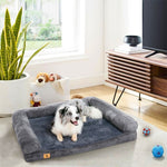 Orthopädisches Hundebett Hundeliege Elegance in Grau mit Hund im Wohnzimmer – HUNDESCHATZ