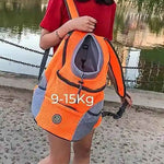 HUNDESCHATZ™ - OUTDOOR HUNDERUCKSACK in Größe L für Hunde von 9-15 kg. Der orangefarbene Rucksack wird von einer Person über der Schulter getragen und eignet sich ideal für größere Hunderassen. Perfekt für Outdoor-Aktivitäten, gezeigt in einer naturnahen Umgebung.