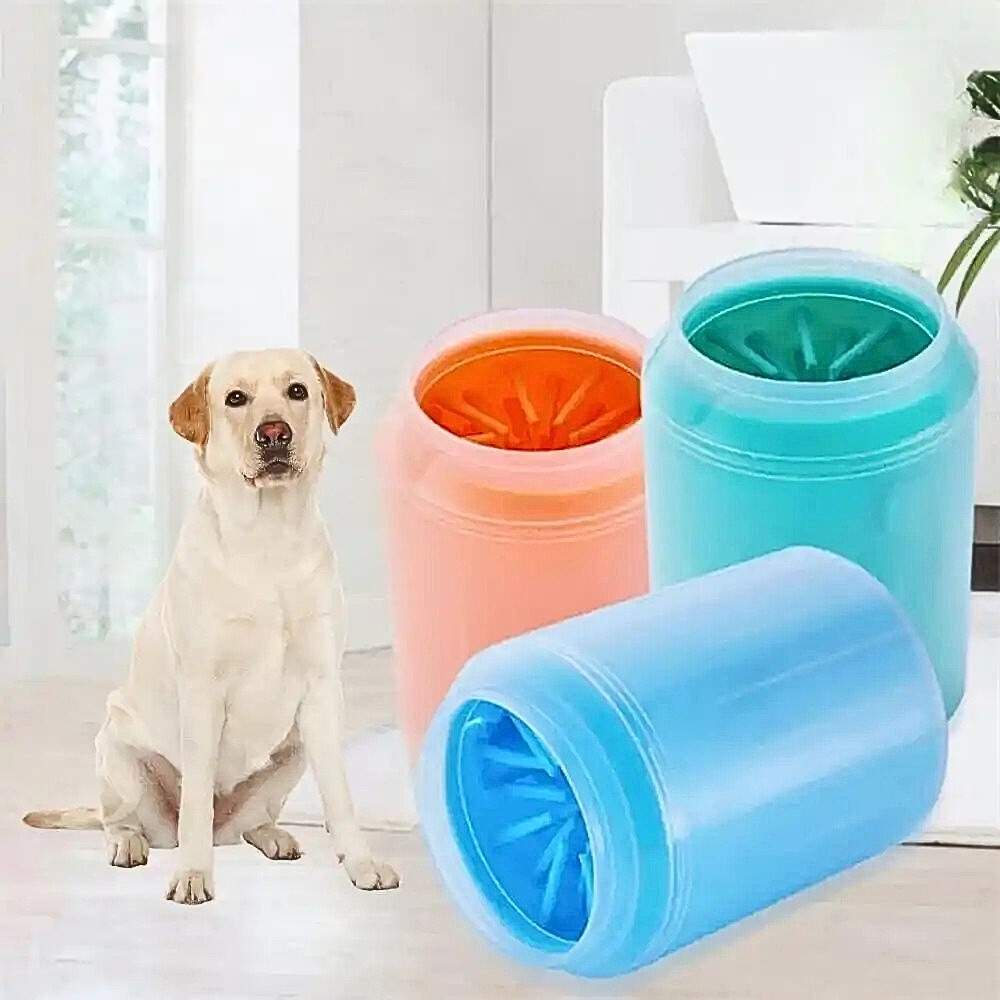 HUNDESCHATZ™ - PFOTENREINIGER DogClean V2. Effektiver Pfotenreiniger in Blau, Grün und Orange. Neben einem Labrador präsentiert, ideal zur sanften und gründlichen Reinigung von Hundepfoten nach Spaziergängen. Perfekt für den täglichen Gebrauch im Haushalt.